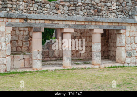 Fila di Maya pilastri architettonici, nella zona archeologica di Ek Balam, sulla penisola dello Yucatan Foto Stock