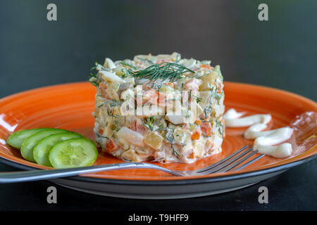 Una sana in casa tradizionale russa insalata olivier pronto a mangiare nella piastra, close up Foto Stock