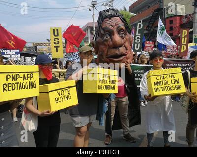 Manila, Filippine. Il 17 maggio 2019. Diversi gruppi militanti, capitanato da Bagong Alyansang Makabayan (bayan) hanno protestato per le strade di Manila il Venerdì (17 maggio 2019) alla domanda i risultati della valutazione intermedia 2019 elezioni. Il bayan Segretario generale Renato Reyes ha criticato il commento del Portavoce presidenziale Salvador Panelo martedì (14 maggio) dicendo che è attraverso "Duterte magico" che la maggior parte dell'admin-approvato senatoriale candidati iscritti Top 12 Elenco della parziale, non ufficiale di risultati dei sondaggi intermedia. Credito: Sherbien Dacalanio/Pacific Press/Alamy Live News Foto Stock