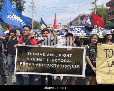 Manila, Filippine. Il 17 maggio 2019. Diversi gruppi militanti, capitanato da Bagong Alyansang Makabayan (bayan) hanno protestato per le strade di Manila il Venerdì (17 maggio 2019) alla domanda i risultati della valutazione intermedia 2019 elezioni. Il bayan Segretario generale Renato Reyes ha criticato il commento del Portavoce presidenziale Salvador Panelo martedì (14 maggio) dicendo che è attraverso "Duterte magico" che la maggior parte dell'admin-approvato senatoriale candidati iscritti Top 12 Elenco della parziale, non ufficiale di risultati dei sondaggi intermedia. Credito: Sherbien Dacalanio/Pacific Press/Alamy Live News Foto Stock