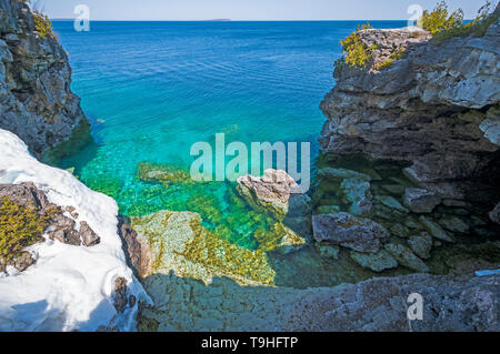 Colorate formazioni di roccia nella Grotta lungo i Grandi Laghi sul Lago Huron in Bruce Peninsula National Park in Ontario Foto Stock