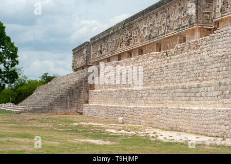 Scale di ingresso di un tempio Maya, nella zona archeologica di Ek Balam, sulla penisola dello Yucatan Foto Stock