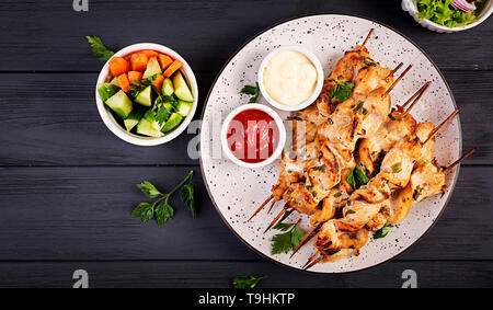 Pollo shish kebab. Spiedini - grigliate di carne e verdure fresche. Vista superiore Foto Stock