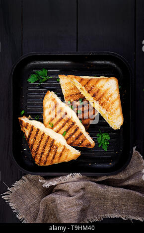 Americana calda sandwich di formaggio. In casa formaggio alla griglia sandwich per colazione. Vista superiore Foto Stock