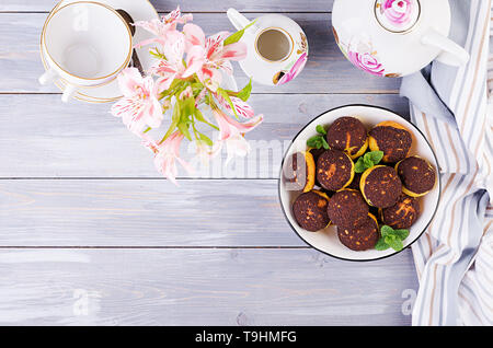 Shu torta. Profiterole gustosi con crema sulla piastra. Lay piatto. Vista dall'alto. Copia dello spazio. Foto Stock