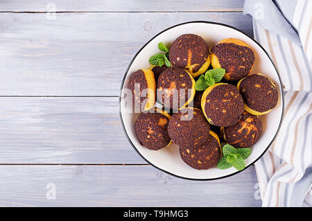 Shu torta. Profiterole gustosi con crema sulla piastra. Lay piatto. Vista dall'alto. Copia dello spazio. Foto Stock