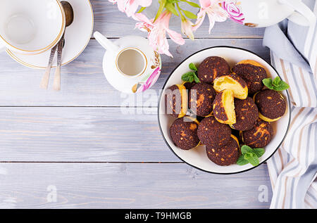 Shu torta. Profiterole gustosi con crema sulla piastra. Lay piatto. Vista dall'alto. Copia dello spazio. Foto Stock