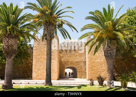 Porta alla città vecchia di Lagos, Portogallo Foto Stock