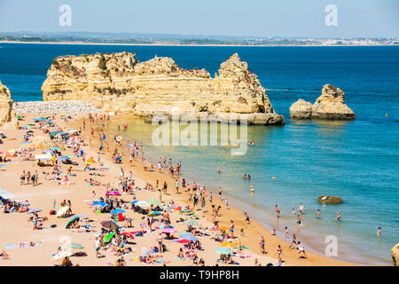 Famose rocce in mare, oceano, Lagos in Portogallo. La spiaggia e i bagnanti in Costa Algarve Foto Stock