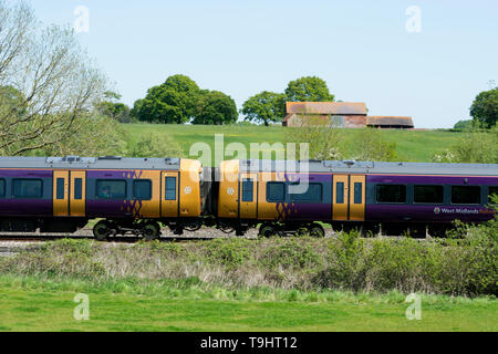 Un West Midlands ferroviaria treno diesel, Warwickshire, Regno Unito Foto Stock