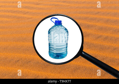Bottiglia grande di acqua minerale isolato su uno sfondo bianco, vista attraverso una lente di ingrandimento sullo sfondo di sabbia Foto Stock
