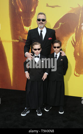 Hollywood, Stati Uniti d'America. 18 Maggio, 2019. Miguel Bose e i suoi figli Diego e Tadeo, a Godzilla: Re dei mostri Premiere mondiale a TCL Chinese Theatre in Hollywood, la California il 18 maggio 2019. Credito: Faye Sadou/media/punzone Alamy Live News Foto Stock