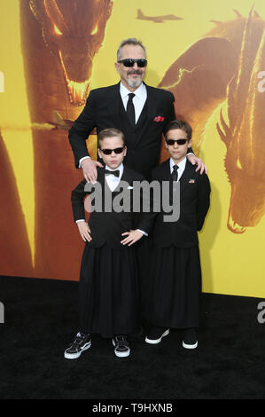 Hollywood, Stati Uniti d'America. 18 Maggio, 2019. Miguel Bose e i suoi figli Diego e Tadeo, a Godzilla: Re dei mostri Premiere mondiale a TCL Chinese Theatre in Hollywood, la California il 18 maggio 2019. Credito: Faye Sadou/media/punzone Alamy Live News Foto Stock