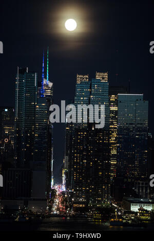 New York, Stati Uniti d'America . 18 Maggio, 2019. La luna piena è visto sull'isola di Manhattan a New York, dalla città di Weehawken in New Jersey negli Stati Uniti sulla notte di sabato, 18. Credito: Brasile Photo Press/Alamy Live News