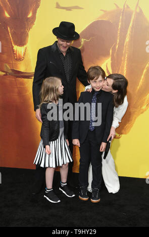 Hollywood, Stati Uniti d'America. 18 Maggio, 2019. Renn Hawkey, Vera Farmiga, Gytta Lubov Hawkey e Fynn Hawkey, a Godzilla: Re dei mostri Premiere mondiale a TCL Chinese Theatre in Hollywood, la California il 18 maggio 2019. Credito: Faye Sadou/media/punzone Alamy Live News Foto Stock