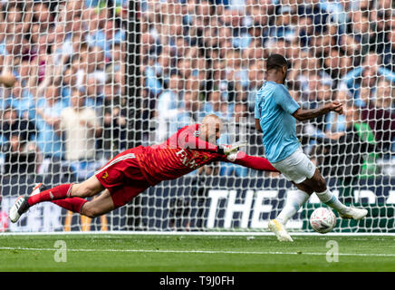 Londra, Regno Unito. 18 Maggio, 2019. Raheem Sterling del Manchester City punteggi il suo secondo obiettivo durante la finale di FA Cup match tra Manchester City e Watford allo Stadio di Wembley a Londra, Inghilterra il 18 maggio 2019. Foto di Andy Rowland. Credito: prime immagini multimediali/Alamy Live News Foto Stock