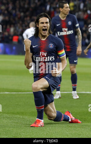 Parigi, Francia. 18 Maggio, 2019. Paris Saint-Germain's Edinson Cavani celebra il suo obiettivo durante il francese L1 partita di calcio tra Parigi Saint-Germain (PSG) e Digione presso il Parc des Princes Stadium di Parigi, Francia, il 18 maggio 2019. Paris Saint Germain ha vinto 4-0. Credit: Jack Chan/Xinhua/Alamy Live News Foto Stock