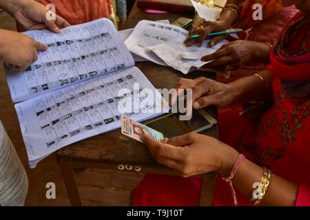 Patiala, Punjab (India). 19 Maggio, 2019. Un funzionario visto il controllo per i nomi degli elettori in corrispondenza di una stazione di polling durante la fase finale dell'India elezioni generali nel distretto di Patiala del Punjab.Il voto ha iniziato per la fase finale di Lok Sabha elezioni nel Punjab, Bihar, West Bengal, Madhya Pradesh, Uttar Pradesh, Himachal Pradesh, nello stato del Jharkhand e Chandigarh. Oltre 10.01 lakh gli elettori decideranno le sorti di 918 candidati. Il conteggio dei voti si svolgerà il 23 maggio hanno detto i funzionari. Credito: Saqib Majeed SOPA/images/ZUMA filo/Alamy Live News Foto Stock