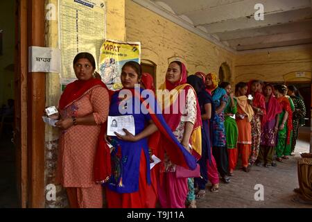 Patiala, Punjab (India). 19 Maggio, 2019. Gli elettori indiani visto in una coda in corrispondenza di una stazione di polling durante la fase finale dell'India elezioni generali nel distretto di Patiala del Punjab.Il voto ha iniziato per la fase finale di Lok Sabha elezioni nel Punjab, Bihar, West Bengal, Madhya Pradesh, Uttar Pradesh, Himachal Pradesh, nello stato del Jharkhand e Chandigarh. Oltre 10.01 lakh gli elettori decideranno le sorti di 918 candidati. Il conteggio dei voti si svolgerà il 23 maggio hanno detto i funzionari. Credito: Saqib Majeed SOPA/images/ZUMA filo/Alamy Live News Foto Stock