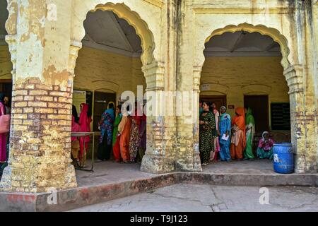 Patiala, Punjab (India). 19 Maggio, 2019. Gli elettori indiani visto in una coda in corrispondenza di una stazione di polling durante la fase finale dell'India elezioni generali nel distretto di Patiala del Punjab.Il voto ha iniziato per la fase finale di Lok Sabha elezioni nel Punjab, Bihar, West Bengal, Madhya Pradesh, Uttar Pradesh, Himachal Pradesh, nello stato del Jharkhand e Chandigarh. Oltre 10.01 lakh gli elettori decideranno le sorti di 918 candidati. Il conteggio dei voti si svolgerà il 23 maggio hanno detto i funzionari. Credito: Saqib Majeed SOPA/images/ZUMA filo/Alamy Live News Foto Stock