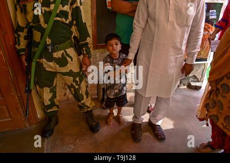 Patiala, Punjab (India). 19 Maggio, 2019. Un giovane ragazzo visto con suo padre in corrispondenza di una stazione di polling durante la fase finale dell'India elezioni generali nel distretto di Patiala del Punjab.Il voto ha iniziato per la fase finale di Lok Sabha elezioni nel Punjab, Bihar, West Bengal, Madhya Pradesh, Uttar Pradesh, Himachal Pradesh, nello stato del Jharkhand e Chandigarh. Oltre 10.01 lakh gli elettori decideranno le sorti di 918 candidati. Il conteggio dei voti si svolgerà il 23 maggio hanno detto i funzionari. Credito: Saqib Majeed SOPA/images/ZUMA filo/Alamy Live News Foto Stock