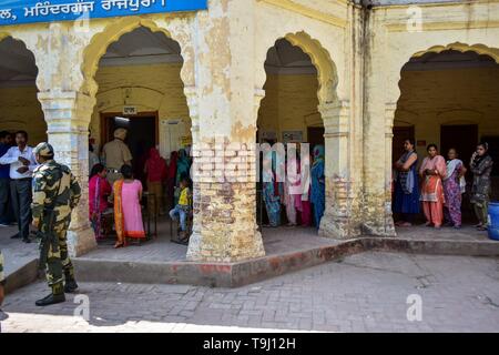 Patiala, Punjab (India). 19 Maggio, 2019. Gli elettori indiani visto in una coda in corrispondenza di una stazione di polling durante la fase finale dell'India elezioni generali nel distretto di Patiala del Punjab.Il voto ha iniziato per la fase finale di Lok Sabha elezioni nel Punjab, Bihar, West Bengal, Madhya Pradesh, Uttar Pradesh, Himachal Pradesh, nello stato del Jharkhand e Chandigarh. Oltre 10.01 lakh gli elettori decideranno le sorti di 918 candidati. Il conteggio dei voti si svolgerà il 23 maggio hanno detto i funzionari. Credito: Saqib Majeed SOPA/images/ZUMA filo/Alamy Live News Foto Stock