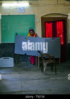 Patiala, Punjab (India). 19 Maggio, 2019. Una donna indiana visto che si accinge a votare in corrispondenza di una stazione di polling durante la fase finale dell'India elezioni generali nel distretto di Patiala del Punjab.Il voto ha iniziato per la fase finale di Lok Sabha elezioni nel Punjab, Bihar, West Bengal, Madhya Pradesh, Uttar Pradesh, Himachal Pradesh, nello stato del Jharkhand e Chandigarh. Oltre 10.01 lakh gli elettori decideranno le sorti di 918 candidati. Il conteggio dei voti si svolgerà il 23 maggio hanno detto i funzionari. Credito: Saqib Majeed SOPA/images/ZUMA filo/Alamy Live News Foto Stock