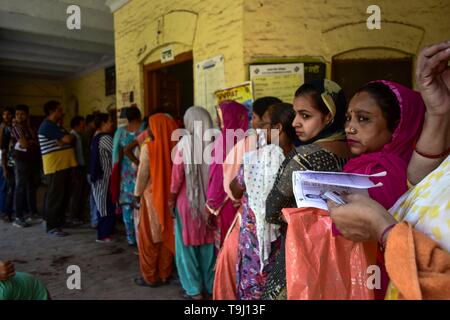 Patiala, Punjab (India). 19 Maggio, 2019. Gli elettori indiani visto in una coda in corrispondenza di una stazione di polling durante la fase finale dell'India elezioni generali nel distretto di Patiala del Punjab.Il voto ha iniziato per la fase finale di Lok Sabha elezioni nel Punjab, Bihar, West Bengal, Madhya Pradesh, Uttar Pradesh, Himachal Pradesh, nello stato del Jharkhand e Chandigarh. Oltre 10.01 lakh gli elettori decideranno le sorti di 918 candidati. Il conteggio dei voti si svolgerà il 23 maggio hanno detto i funzionari. Credito: Saqib Majeed SOPA/images/ZUMA filo/Alamy Live News Foto Stock