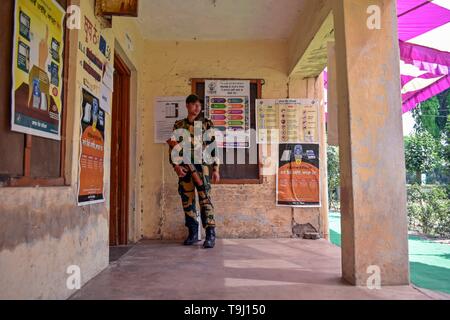 Patiala, Punjab (India). 19 Maggio, 2019. Un trooper visto in piedi di guardia in corrispondenza di una stazione di polling durante la fase finale dell'India elezioni generali nel distretto di Patiala del Punjab.Il voto ha iniziato per la fase finale di Lok Sabha elezioni nel Punjab, Bihar, West Bengal, Madhya Pradesh, Uttar Pradesh, Himachal Pradesh, nello stato del Jharkhand e Chandigarh. Oltre 10.01 lakh gli elettori decideranno le sorti di 918 candidati. Il conteggio dei voti si svolgerà il 23 maggio hanno detto i funzionari. Credito: Saqib Majeed SOPA/images/ZUMA filo/Alamy Live News Foto Stock