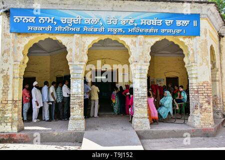 Patiala, Punjab (India). 19 Maggio, 2019. Gli elettori indiani visto in una coda in corrispondenza di una stazione di polling durante la fase finale dell'India elezioni generali nel distretto di Patiala del Punjab.Il voto ha iniziato per la fase finale di Lok Sabha elezioni nel Punjab, Bihar, West Bengal, Madhya Pradesh, Uttar Pradesh, Himachal Pradesh, nello stato del Jharkhand e Chandigarh. Oltre 10.01 lakh gli elettori decideranno le sorti di 918 candidati. Il conteggio dei voti si svolgerà il 23 maggio hanno detto i funzionari. Credito: Saqib Majeed SOPA/images/ZUMA filo/Alamy Live News Foto Stock