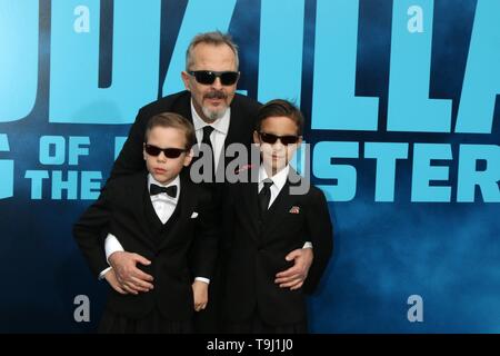 Los Angeles, CA, Stati Uniti d'America. 18 Maggio, 2019. Miguel Bose, figli Diego e Tadeo presso gli arrivi per GODZILLA: Re dei mostri Premiere, TCL teatro cinese (in precedenza Grauman's), Los Angeles, CA Maggio 18, 2019. Credito: Priscilla concedere/Everett raccolta/Alamy Live News Foto Stock