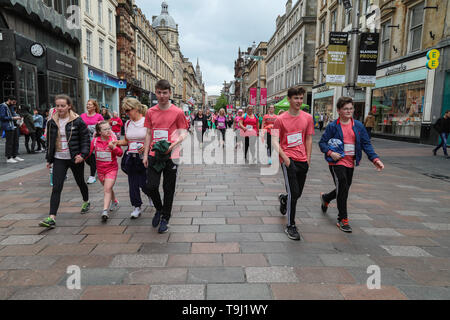 Migliaia di prendere parte alla ricerca sul cancro 2019 10k corsa per la vita a Glasgow. La gara prende un corso da Glasgow Green, l'Saltmarket e quindi passa attraverso la città di Stylemile e il Clydeside. Foto Stock