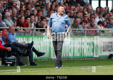 Deventer, Paesi Bassi. 19 Maggio, 2019. Stagione 2018 / 2019 , olandese Keuken Kampioen Play-off. Vai avanti Eagles coach John Stegeman durante la partita andare avanti Eagles - Den Bosch (play-off) Credito: Pro scatti/Alamy Live News Foto Stock