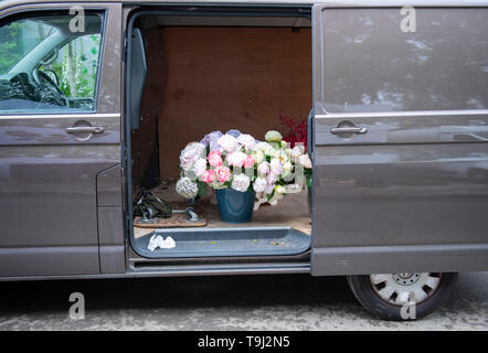 Royal Hospital Chelsea, Londra, Regno Unito. Il 19 maggio 2019. Chelsea Flower Show 2019 si attrezza per giudici con apertura al pubblico il 21 maggio, con tocchi di rifinitura per giardini esterni. Credito: Malcolm Park/Alamy Live News. Foto Stock