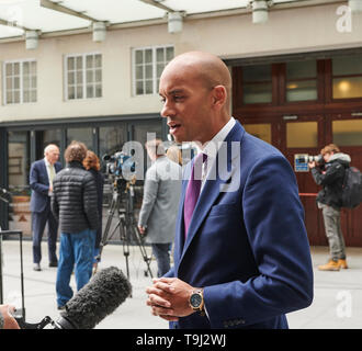 Londra, Regno Unito. Il 19 maggio 2019. Chuka Umunna, stati di modificare parte del Regno Unito, lascia la BBC Broadcasting House, dopo la sua apparizione sul Andrew Marr Show. Credito: Thomas Bowles/Alamy Live News Foto Stock