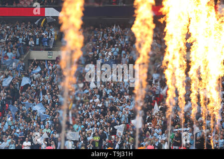 Londra, Regno Unito. 18 Maggio, 2019. Le scene davanti a k/o con fuochi d'artificio e fiamme.Emirati finale di FA Cup, Manchester City v Watford allo Stadio di Wembley a Londra il sabato 18 maggio 2019. Questa immagine può essere utilizzata solo per scopi editoriali. Solo uso editoriale, è richiesta una licenza per uso commerciale. Nessun uso in scommesse, giochi o un singolo giocatore/club/league pubblicazioni . Credito: Andrew Orchard fotografia sportiva/Alamy Live News Foto Stock