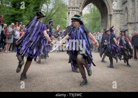 Londra, Regno Unito. 19 Maggio, 2019. Black Swan Morris Dance Group frequentare la giornata porte aperte di Nunhead cimitero. Credito: Guy Corbishley/Alamy Live News Foto Stock