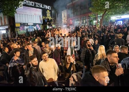 Bristol, Avon, Regno Unito. Il 19 maggio 2019. Migliaia di festaioli hanno percorso le strade di Bristol a partecipare più popolari della città tutti i giorni di parti. Rave on Avon ha assunto la Stokes Croft area del sud ovest di città per l' ultima volta che per primo ha avuto luogo 11 anni fa ma con Stokes Croft diventando sempre più gentrified, gli organizzatori del leggendario evento annunciato in febbraio che avrà una nuova casa il prossimo anno. Nella foto: migliaia di festaioli ballare tutta la notte. Credito: Lee Thomas/Alamy Live News Foto Stock