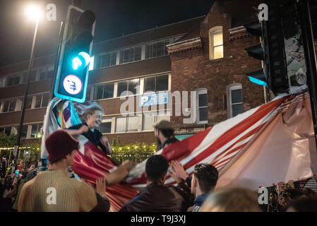 Bristol, Avon, Regno Unito. Il 19 maggio 2019. Migliaia di festaioli hanno percorso le strade di Bristol a partecipare più popolari della città tutti i giorni di parti. Rave on Avon ha assunto la Stokes Croft area del sud ovest di città per l' ultima volta che per primo ha avuto luogo 11 anni fa ma con Stokes Croft diventando sempre più gentrified, gli organizzatori del leggendario evento annunciato in febbraio che avrà una nuova casa il prossimo anno. Nella foto: festaioli godere oscillanti in una improvvisata amaca legata tra due semafori. Credito: Lee Thomas/Alamy Live News Foto Stock