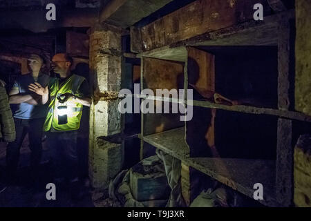 Londra, Regno Unito. 19 Maggio, 2019. Tour guidato della cappella anglicana la cripta durante la giornata porte aperte del cimitero Nunhead, una delle 'Magnificent sette' cimiteri in Londra. Credito: Guy Corbishley/Alamy Live News Foto Stock