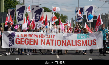 https://l450v.alamy.com/450vit/t9j43r/leipzig-germania-19-maggio-2019-in-testa-al-treno-i-partecipanti-eseguono-con-un-banner-un-europa-per-tutti-contro-il-nazionalismo-alla-dimostrazione-per-l-europa-prima-delle-elezioni-europee-il-26-maggio-il-nationwide-demo-sono-per-inviare-un-segnale-contro-la-international-shift-a-destra-e-per-un-europa-dei-diritti-umani-la-democrazia-la-giustizia-sociale-e-la-protezione-del-clima-credito-pietro-endig-dpa-zentralbild-dpa-alamy-live-news-t9j43r.jpg