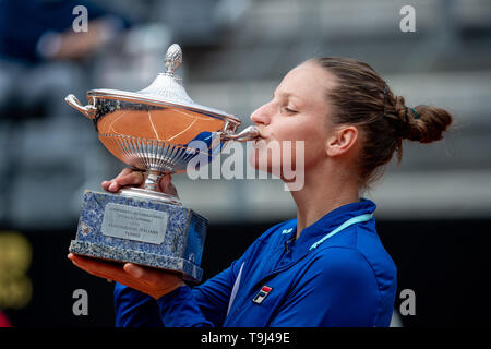 Roma, Italia. 19 Maggio, 2019. Karolina Pliskova (CZE) bacia il trofeo vincendo la sua donna partita finale contro Johanna Konta (GBR) durante Internazionali BNL d'Italia Italian Open al Foro Italico, Roma, Italia il 19 maggio 2019. Foto di Giuseppe mafia. Credit: UK Sports Pics Ltd/Alamy Live News Foto Stock