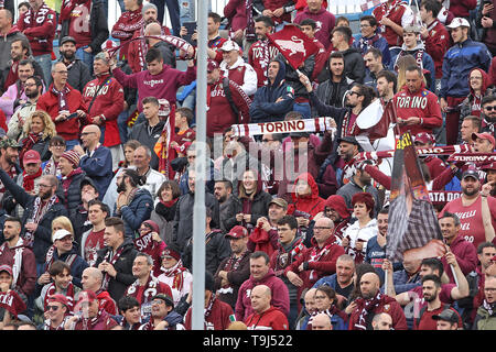 Empoli, Italia. 19 Maggio, 2019. Torino tifosi nel corso della Serie un match tra Empoli e Torino allo Stadio Carlo Castellani, Empoli, Italia il 19 maggio 2019. Foto di Luca Pagliaricci. Solo uso editoriale, è richiesta una licenza per uso commerciale. Nessun uso in scommesse, giochi o un singolo giocatore/club/league pubblicazioni. Credit: UK Sports Pics Ltd/Alamy Live News Foto Stock