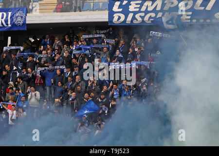 Empoli, Italia. 19 Maggio, 2019. Empoli tifosi nel corso della Serie un match tra Empoli e Torino allo Stadio Carlo Castellani, Empoli, Italia il 19 maggio 2019. Foto di Luca Pagliaricci. Solo uso editoriale, è richiesta una licenza per uso commerciale. Nessun uso in scommesse, giochi o un singolo giocatore/club/league pubblicazioni. Credit: UK Sports Pics Ltd/Alamy Live News Foto Stock