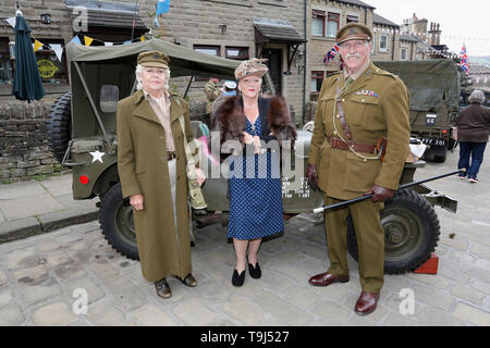 Haworth, nello Yorkshire, Regno Unito. Il 19 maggio 2019. La gente in costume a Haworth 1940s weekend, un evento annuale nel West Yorkshire village. Credito: West Yorkshire Immagini/Alamy Live News Foto Stock