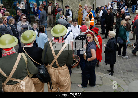 Haworth, nello Yorkshire, Regno Unito. Il 19 maggio 2019. La gente in costume a Haworth 1940s weekend, un evento annuale nel West Yorkshire village. Credito: West Yorkshire Immagini/Alamy Live News Foto Stock