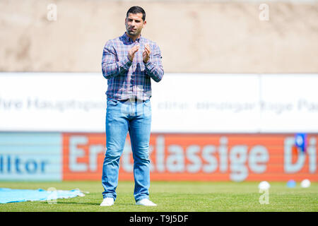 Darmstadt, Germania. 19 Maggio, 2019. Calcio: Seconda Bundesliga, Darmstadt 98 - Erzgebirge Aue, la trentaquattresima Giornata, nel The Merck Stadium dell'Böllenfalltor. Pullman Darmstadts Dimitrios GRAMMOZIS applaude prima di iniziare il gioco. Credito: Uwe Anspach/dpa - NOTA IMPORTANTE: In conformità con i requisiti del DFL Deutsche Fußball Liga o la DFB Deutscher Fußball-Bund, è vietato utilizzare o hanno utilizzato fotografie scattate allo stadio e/o la partita in forma di sequenza di immagini e/o video-come sequenze di foto./dpa/Alamy Live News Foto Stock