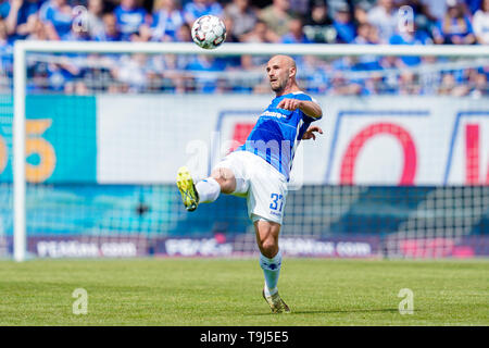 Darmstadt, Germania. 19 Maggio, 2019. Calcio: Seconda Bundesliga, Darmstadt 98 - Erzgebirge Aue, la trentaquattresima Giornata, nel The Merck Stadium dell'Böllenfalltor. Darmstadts Patrick Herrmann gioca la palla. Credito: Uwe Anspach/dpa - NOTA IMPORTANTE: In conformità con i requisiti del DFL Deutsche Fußball Liga o la DFB Deutscher Fußball-Bund, è vietato utilizzare o hanno utilizzato fotografie scattate allo stadio e/o la partita in forma di sequenza di immagini e/o video-come sequenze di foto./dpa/Alamy Live News Foto Stock