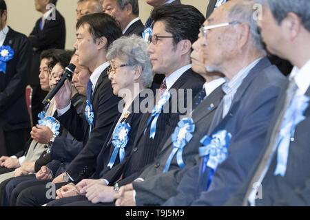 19 maggio 2019 - Tokyo, Giappone - i familiari dei cittadini giapponesi rapiti dalla Corea del Nord, per rispondere alle domande dei giornalisti prima della riunione con il Giappone il Primo Ministro Shinzo Abe. Abe ha espresso la sua intenzione di parlare con i leader della Corea del nord Kim Jong-ONU per risolvere i problemi di rapimento. Il primo ministro giapponese ha partecipato ad un incontro con i familiari dei cittadini giapponesi rapiti dalla Corea del Nord. Abe ha detto il Presidente statunitense Donald Trump saranno in grado di soddisfare le persone rapite' le famiglie per la prima volta dal 2017 durante la sua prossima visita in Giappone entro questo mese. (Credito Immagine: © Rodrigo Reyes Marin/Z Foto Stock