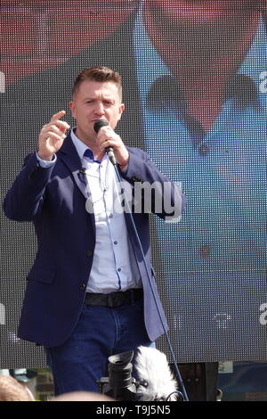 Liverpool Regno Unito. Il 19 maggio 2019. Tommy Robinson di campagna elettorale in Bootle davanti a questo settimane elezioni europee. Credito: ken biggs/Alamy Live News Foto Stock